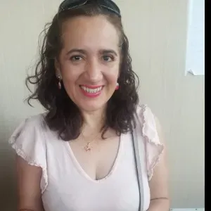 Je m'appelle Libia Saltos .je suis Ecuador  je suis une pers