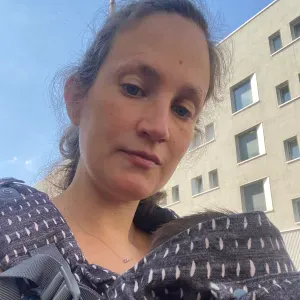 Je recherche une baby-sitter qui parle espagnol
