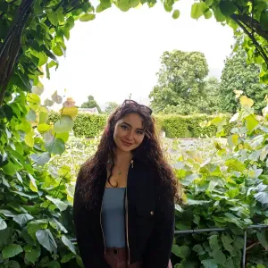 Étudiante italienne qui cherche un emploi