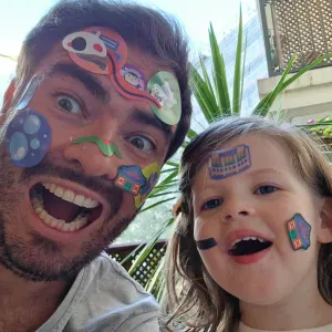 une baby-sitter de sortie d'ecole pour Jeanne