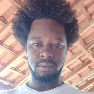 Homme de ménage sur le littoral 