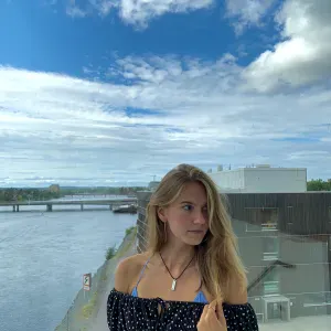 Étudiante trilingue donne cours d'anglais