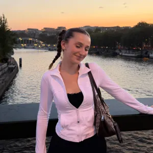 Baby-sitter expérimentée à Lagny