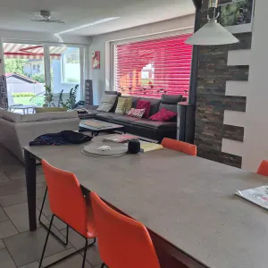 Je cherche une femme de ménage.