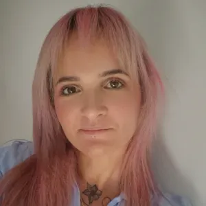 Jeune mamie expérimentée et passionnée pour vos enfants 