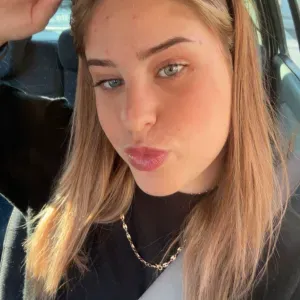 Femme de ménage à domicile au angles 