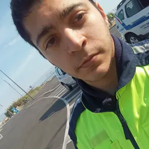 Gentile, paziente, educato e allegro 