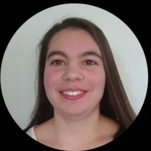 Jeune femme souriante, dynamique, sérieuse pour vos enfants