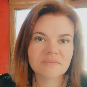 Femme de ménage souriante et appliquée 