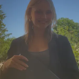 Baby-sitter à l'écoute des enfants et des parents/tuteurs