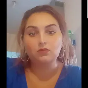 Femme de menage et a l'ecoute 