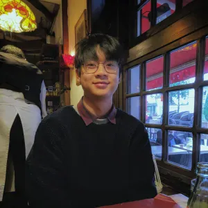 Jeune homme dynamique et amoureux des animaux