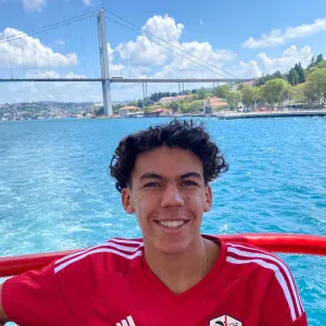 Homme de ménage motivé jeune et souriant 