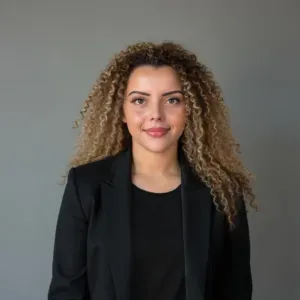 Baby-sitter responsable prête à garder vos enfants