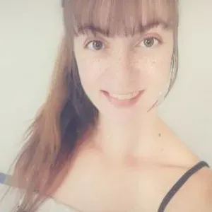 Employée de ménage méticuleuse 