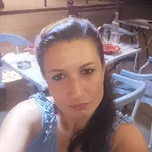 Addetta alle pulizie a Biella con grande precisione 