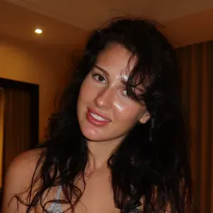 Cerco una governante. Find a housekeeper 