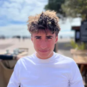 Axel, 16 ans — Baby-sitter disponible cet été à La Rochelle