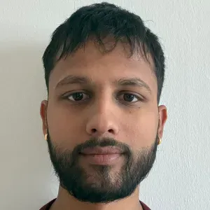 Person mit Freude an sauberen und ordentlichen Räumen.