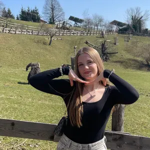 Schülerin sucht einen Minijob neben der Schule