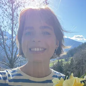 Baby sitter souriante et joviale 