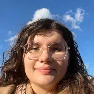 Femme de ménage motivée et soucieuse du détail