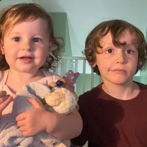 Nous cherchons une babysitter pour les sorties d'école