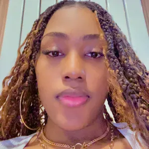 Baby-sitter dévouée aux enfants à Paris !