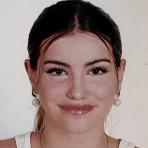 Experienced nanny (more than one year). 