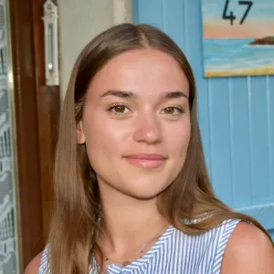 Baby-sitter occasionnelle – Disponible autour de Royan