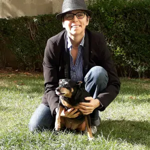 Garde de chats et promeneuse de toutous