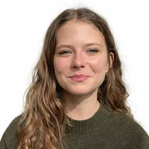 Jeune babysitter sérieuse et pleine d'énergie