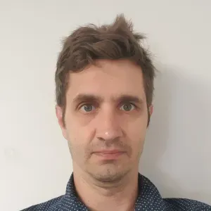 Louis, disponible et serviable en journée.