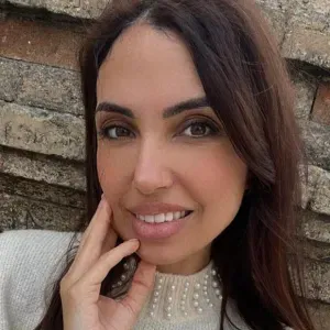 Cuidadora de mayores y niños (española)