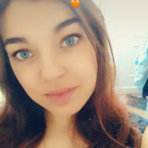 Baby-sitter qualifiée disponible pour garder vos enfants