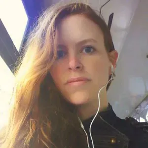 Chica joven con experiencia en niños y animales.