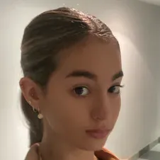 Baby-sitter joyeuse souriante 