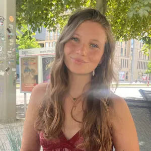 Schülerin sucht Minijob als Babysitterin