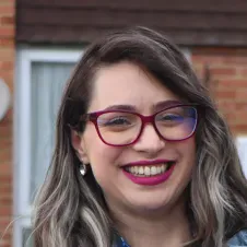 Empregada de limpeza mira de aire