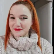 Niñera muy alegre y divertida