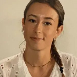 tuteur engagé qui aide vos enfants dans ses apprentissages