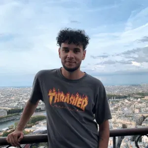 Jeune garde polyvalent : enfants, animaux, maison.