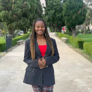 Empregada de Limpeza com especial atenção aos promenores.