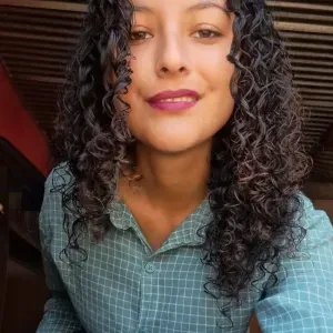 Cuidadora de mascotas con amor 