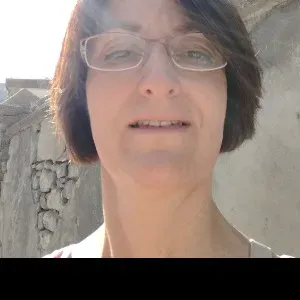 Bonjour.  Je suis une personne dynamique et sensible, aimant