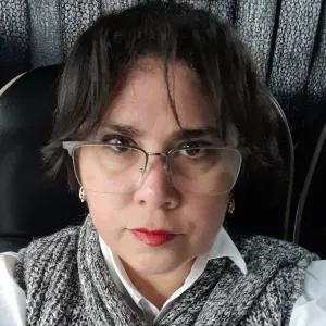 Cuidadora compassiva, paciente, respetuosa.