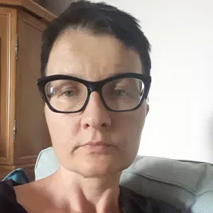 Opiekunka pracująca z zaangażowaniem 