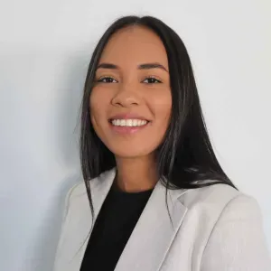 Nounou expérimentée et étudiante en éducation