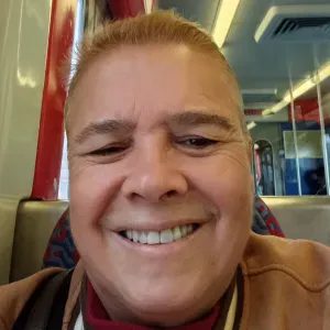 Cuidadora compassiva de homens e mulheres