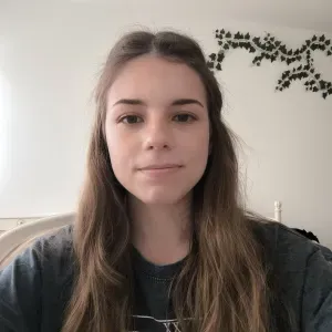 Baby-sitter disponible à Cannes (juin à août)